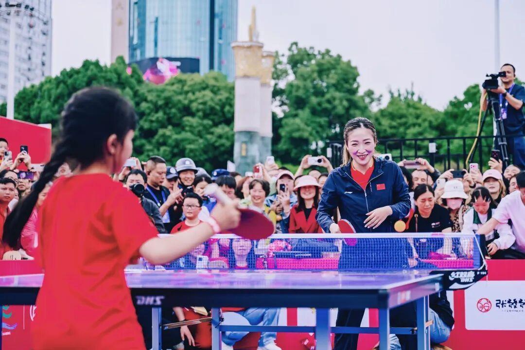 刘诗雯与贵阳青少年切磋球技，共庆世界乒乓球日
 
4月20日，国际乒联成立100