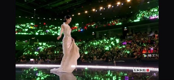 高跷踩的太高了，三番几次要摔倒 