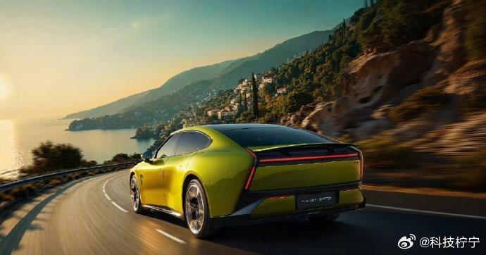探索未来，律动黄小鹏P7，复古肌肉风的极致演绎。它不仅仅是一款车，它是时尚与力量