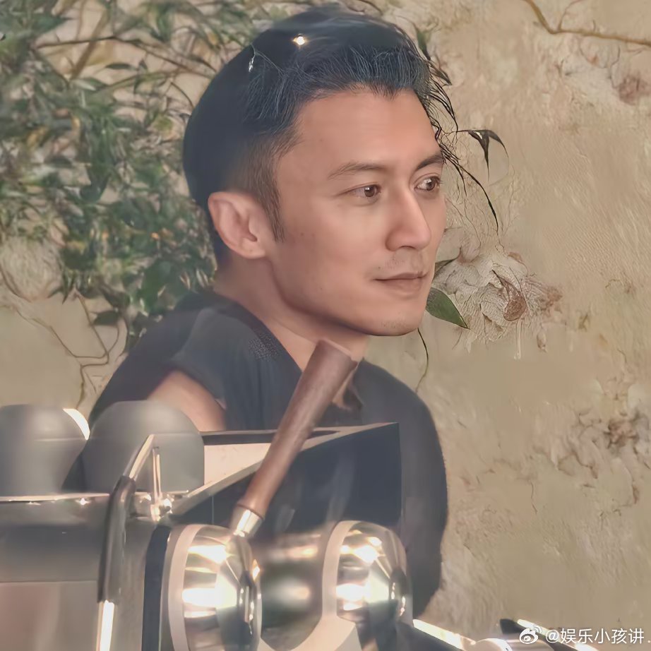 我朋友线下见过谢霆锋，回来就跟我感慨了一句，千万别去现场看他，见过真人真的会比屏