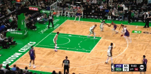 NBA赛场镜头：我艹，这个球居然是防守犯规？还有没有罪责可言？
  明明是布朗右