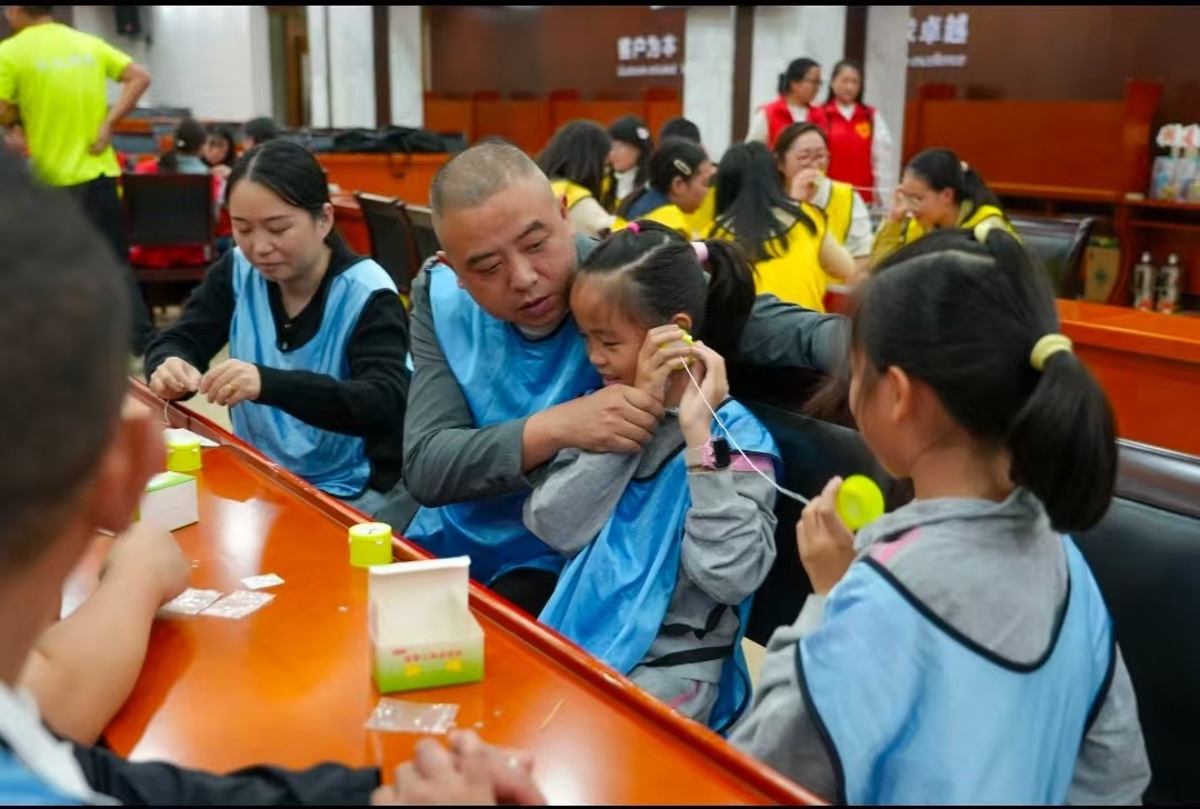 本来是陪家人来的，结果自己玩嗨了！手工传声筒组装时，工作人员会耐心讲声音传播的原