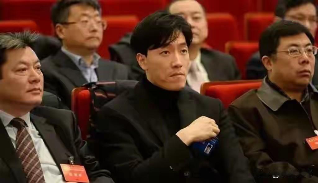 近日，刘翔在社交平台公开向网友“求助”，纠结于“买断”还是“当教练上班”。这一声