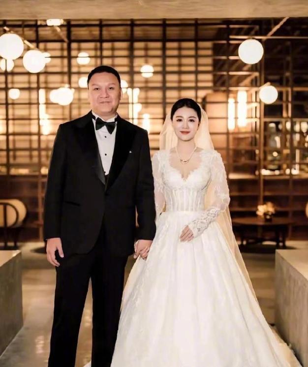 李嘉格还挺体面的
丈夫被拍到和别的女歌手当街拥抱，差点成为丑闻，但是人家没有落井