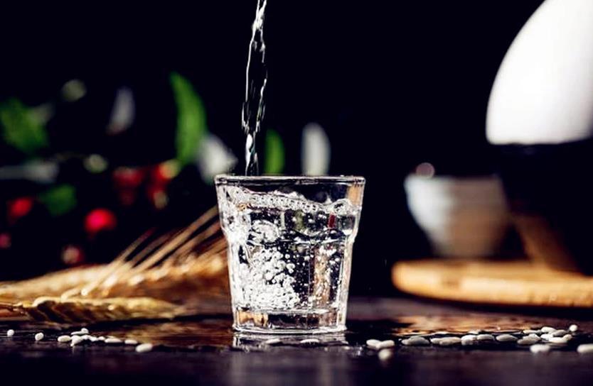 五粮液的“永不分梨”酒，那么大的梨是怎么塞进瓶里的？
前两天，朋友请我去他家吃饭