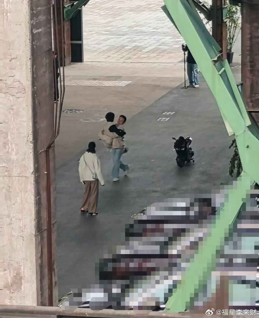 徐志胜飞奔拥抱贺峻霖 重庆的江风里，突然出现一组让人笑到肚子痛的画面。徐志胜飞奔