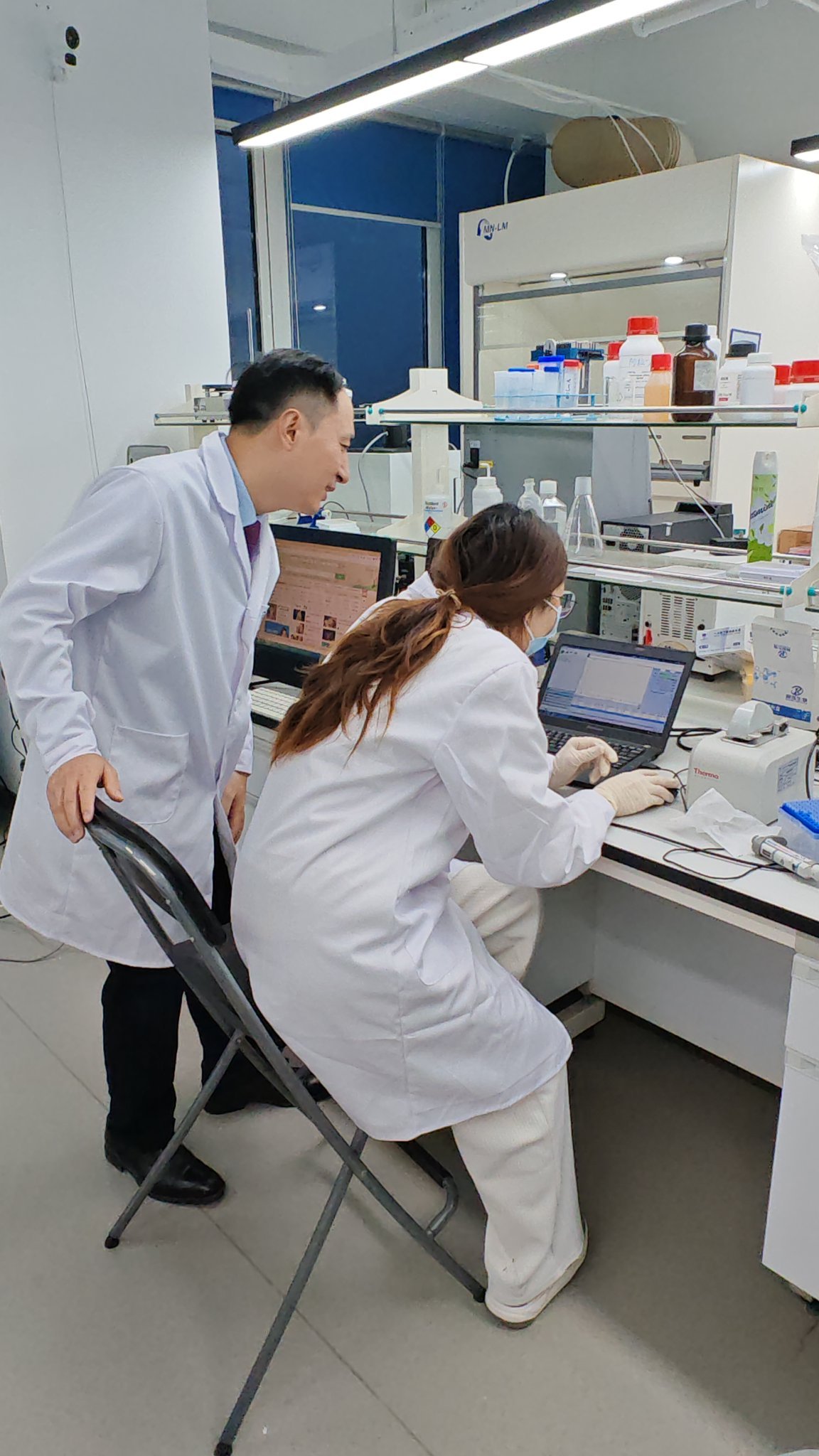 贺建奎一直在玩抽象。¹ 说抽象是因为看不懂他到底在干什么，想干什么。比如每天至少