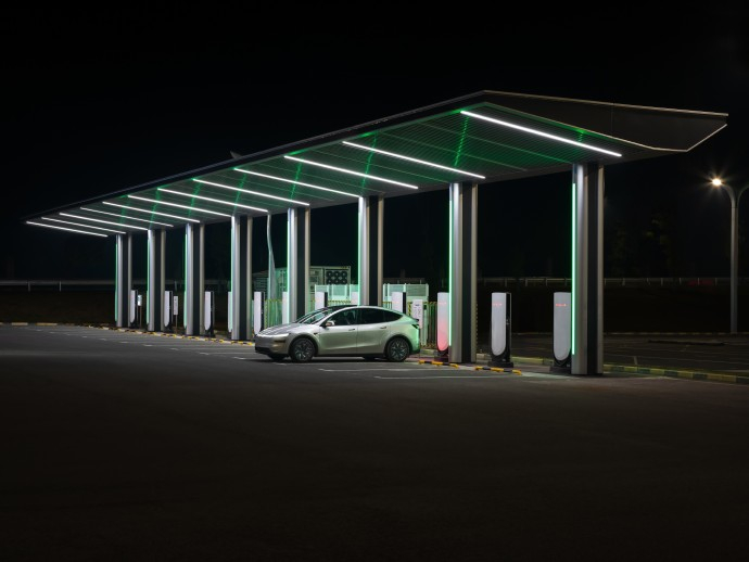 55座特斯拉超充站上线重庆高速服务区：1小时车程就有一座，其他品牌车主也能用据了