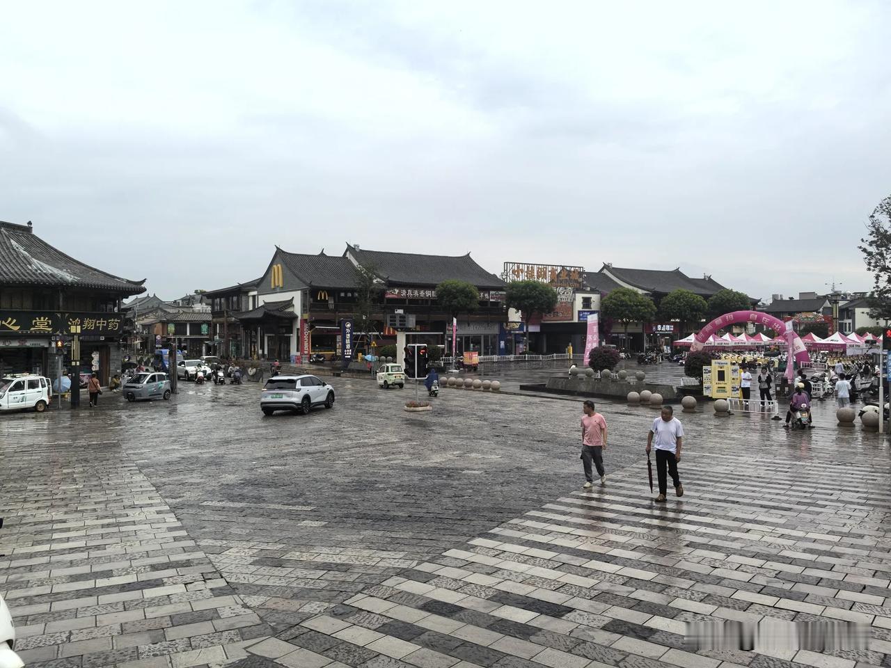 七律·建水古城
滇南胜境古城幽，
岁月遗珍韵未休。
古井清泉滋旧巷，
名桥虹影卧