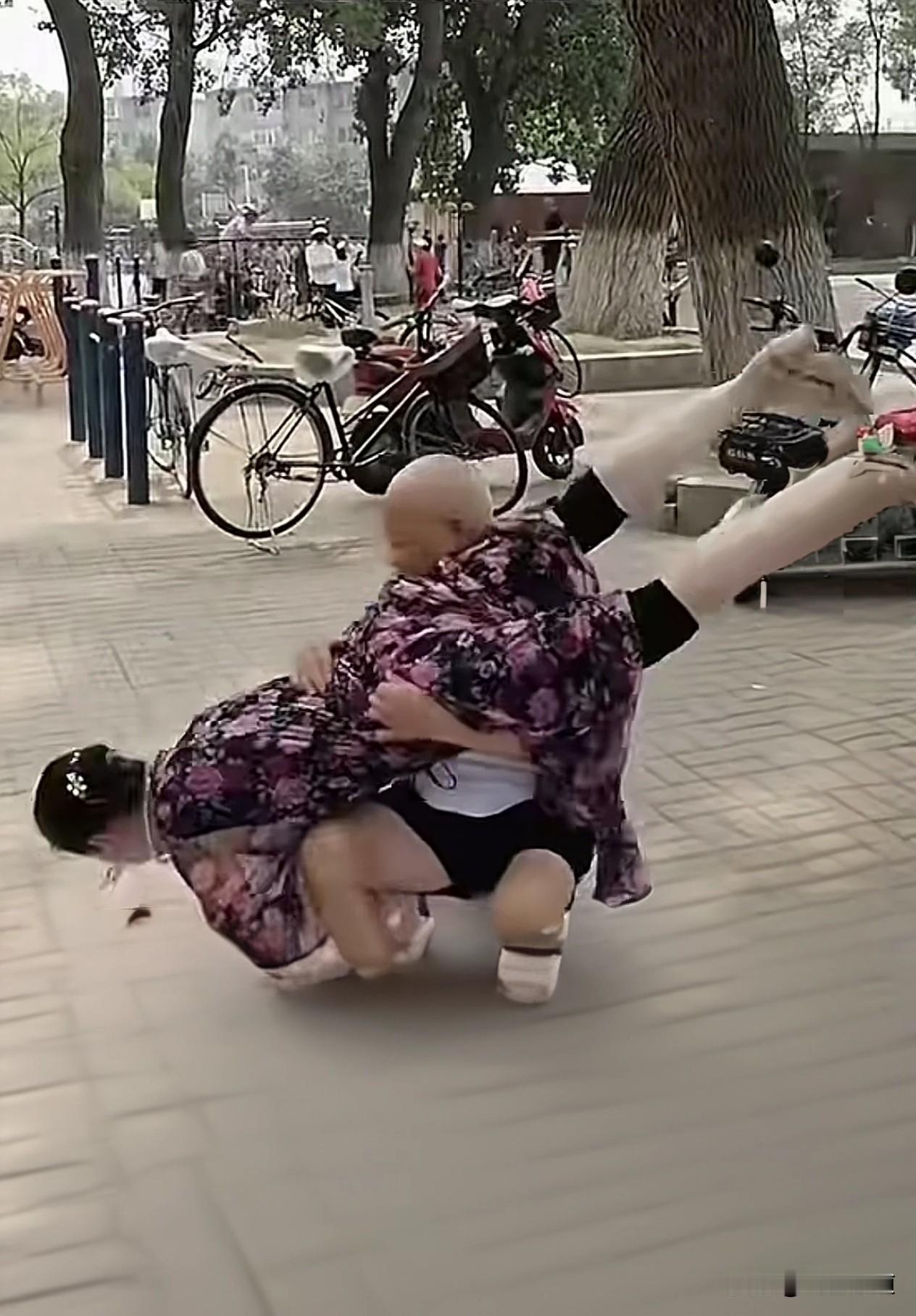 大爷大妈，自尊点好不好？再说大爷，你就不怕这味道熏着你吗？

今天在街头遛弯，远