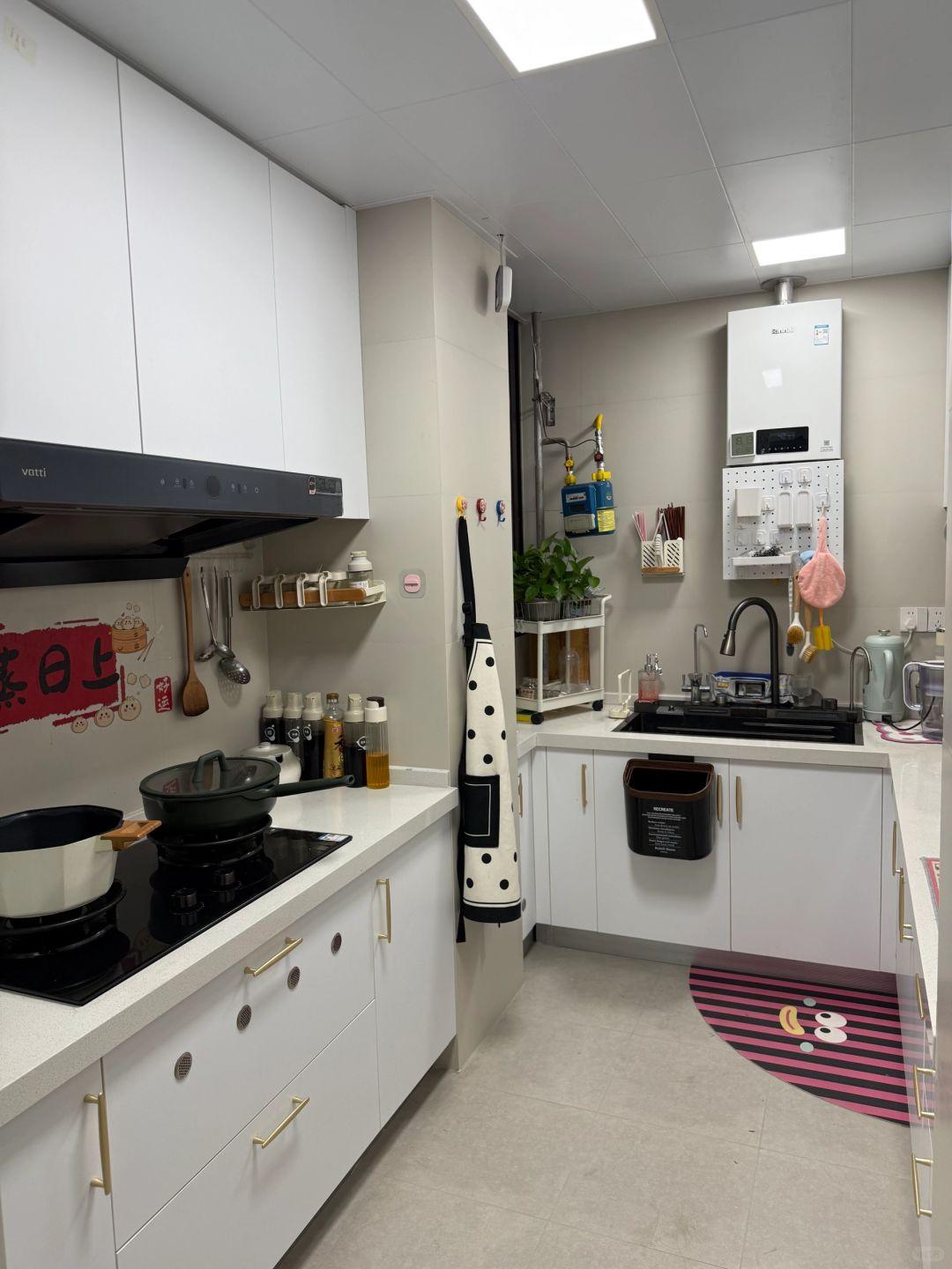 唉，最近家里气氛怪怪的，婆婆来住了半个月，本来想着多个人热闹，结果搞得我心里堵得
