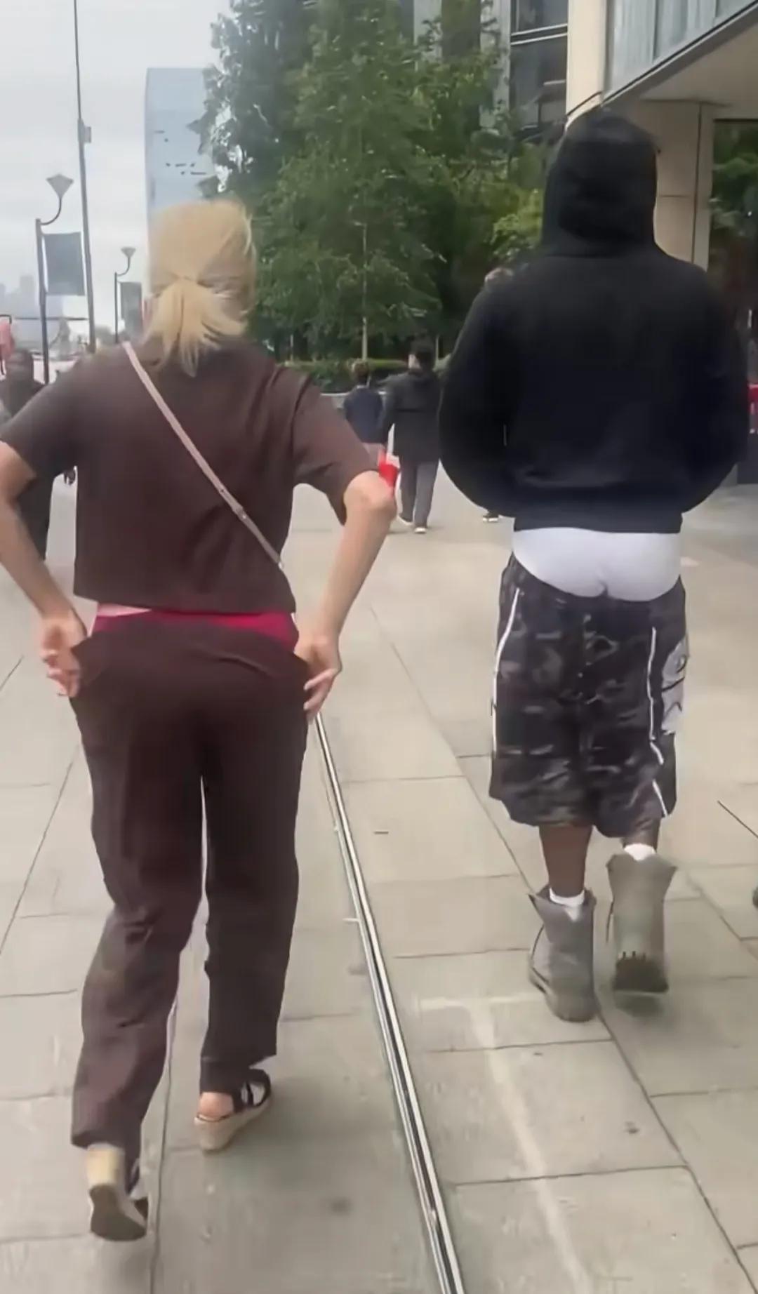 旁边这位美女学黑哥穿衣风格，学得有模有样的！