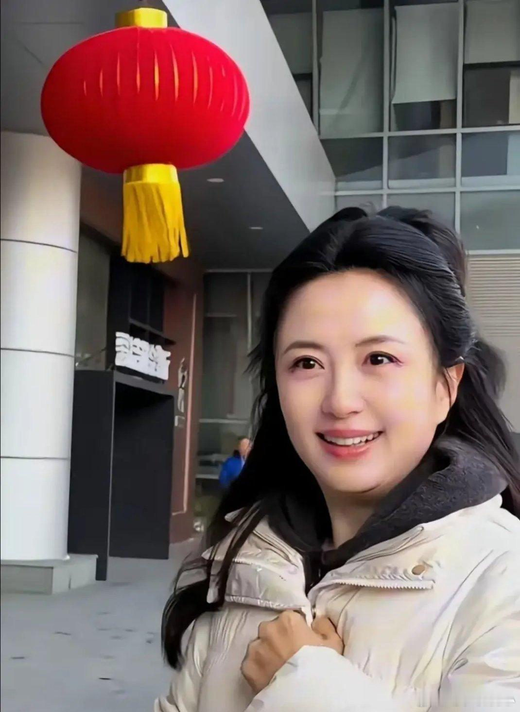 50岁的杨童舒极其漂亮，非常干净，堪称这个年龄段的第一美女 