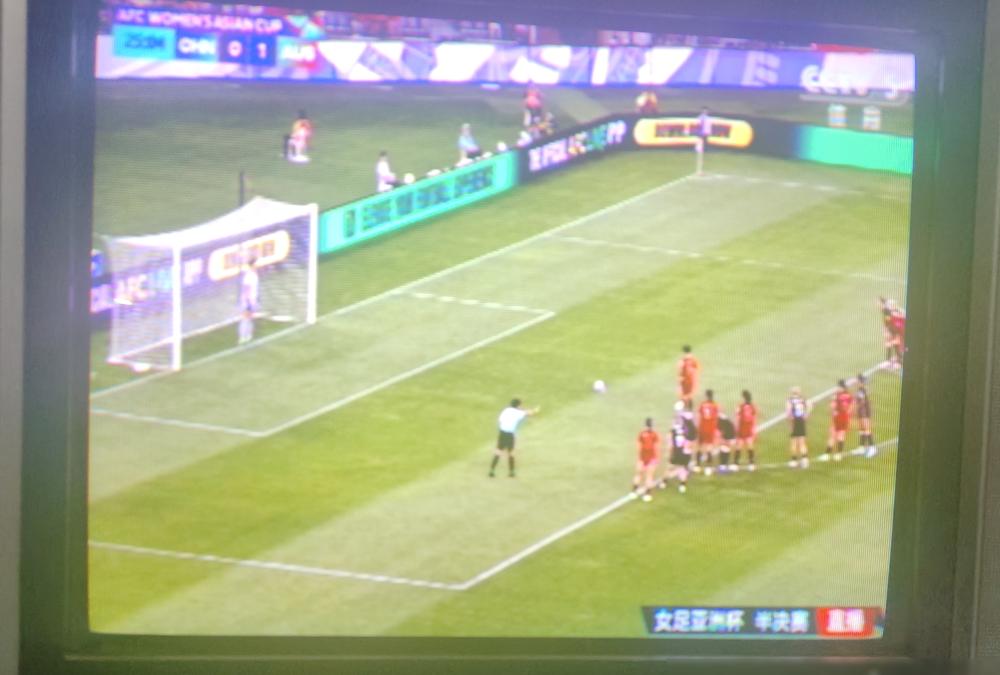 中国女足刚输给澳大利亚，铜牌却可能已经稳了。这事听起来荒唐，但规则就是这么残酷，