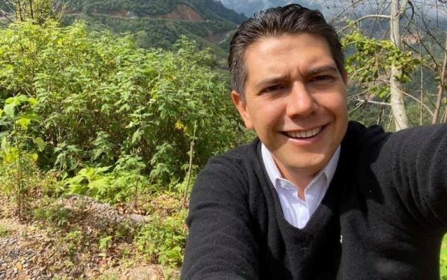 墨西哥市长上任仅六天后，就在他的汽车上发现了被斩首的头颅。
　　周日晚上，43岁