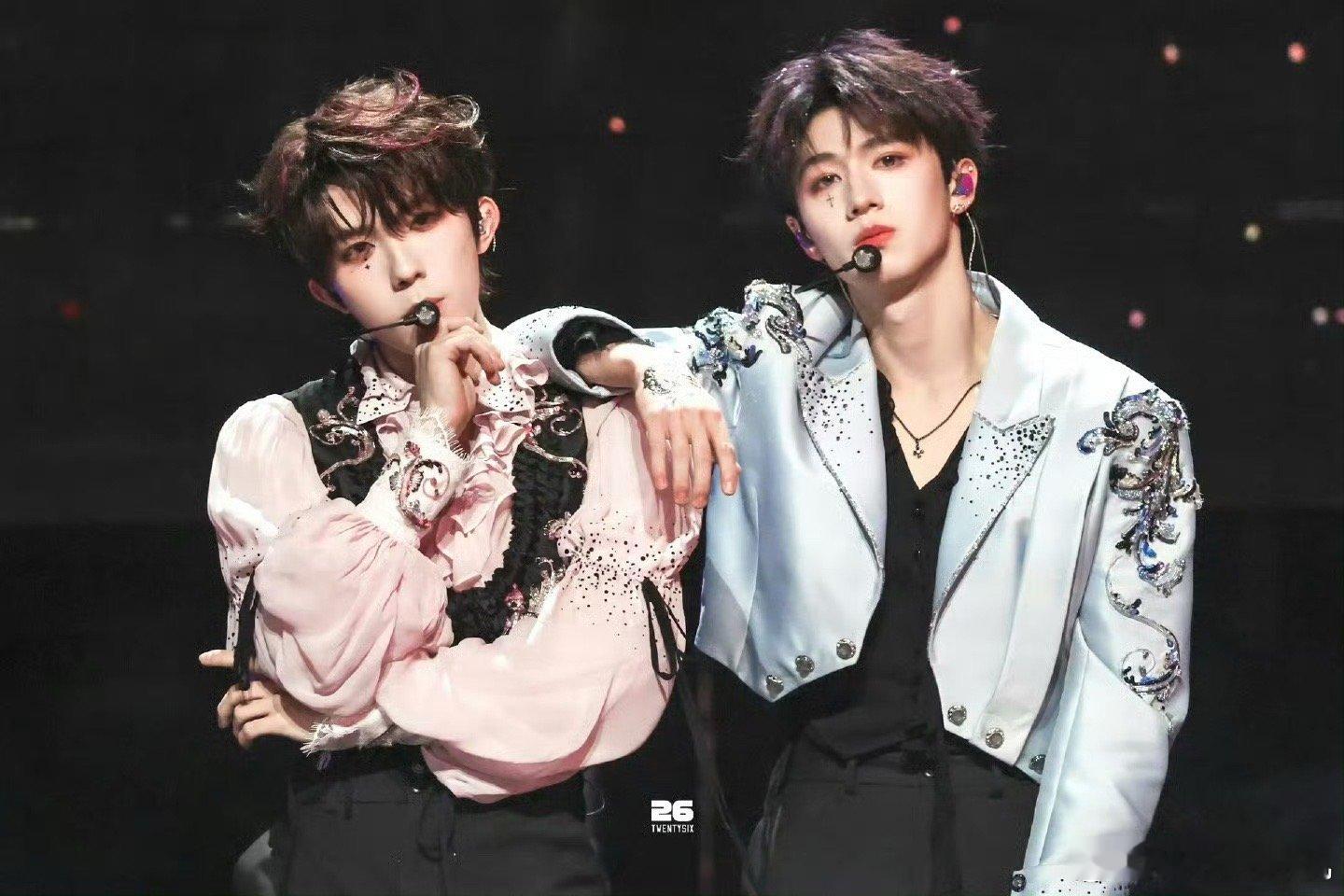 朱志鑫苏新皓blow练习室花絮 练习室花絮里朱志鑫和苏新皓的默契度真的绝了，每一