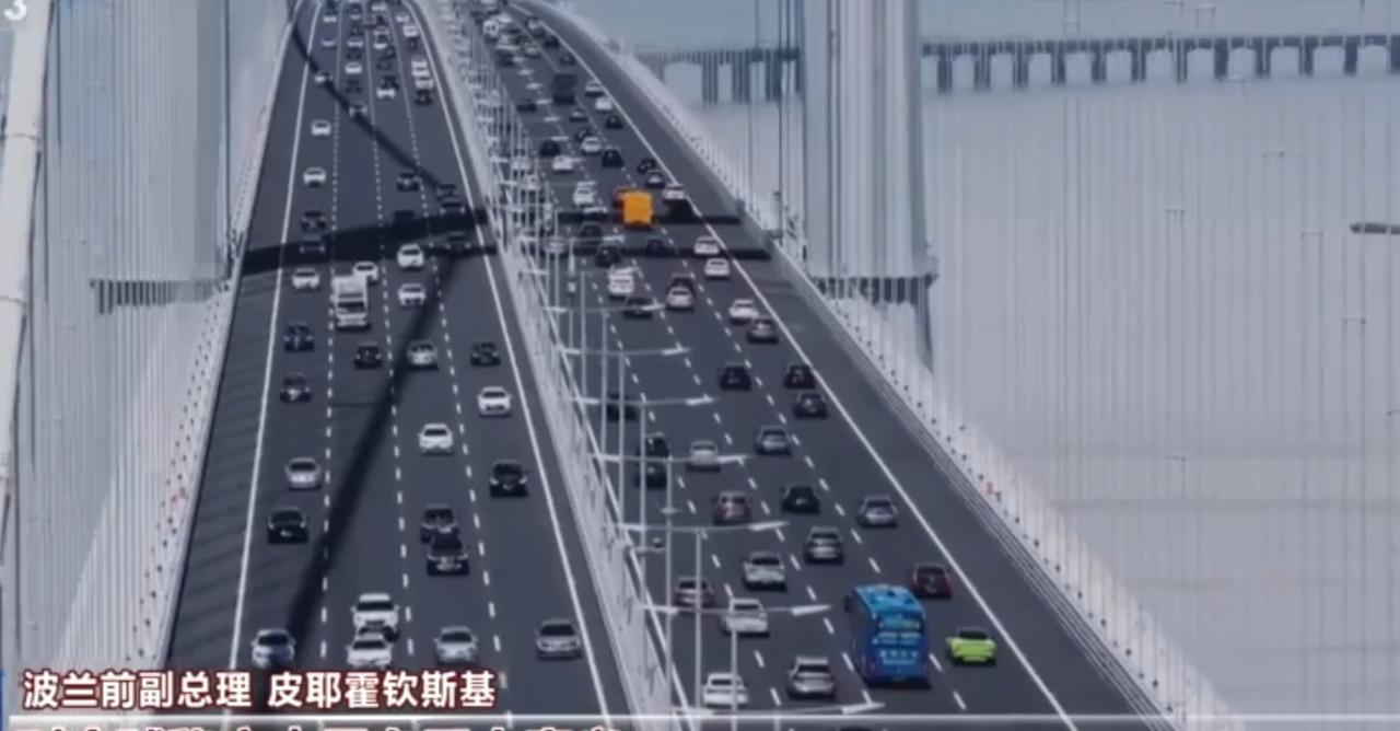 城市依江而兴，港口繁忙有序。巨型桥吊缓缓起落，集装箱整齐排列，勾勒出现代工业的壮