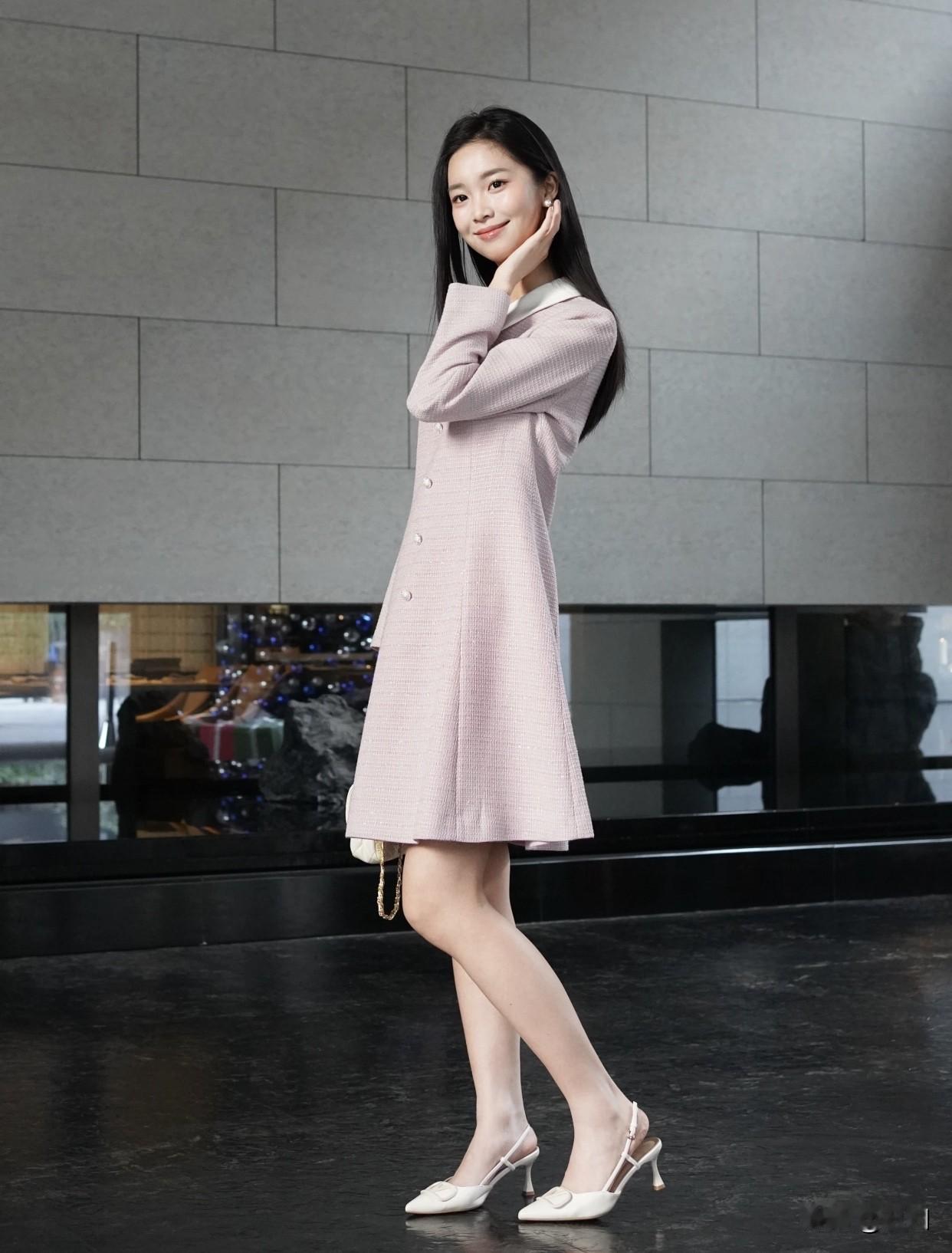 拍照时，它能衬托出高级感和御姐范。站立双手抱胸，歪头微笑，大方又带温柔气息；单脚