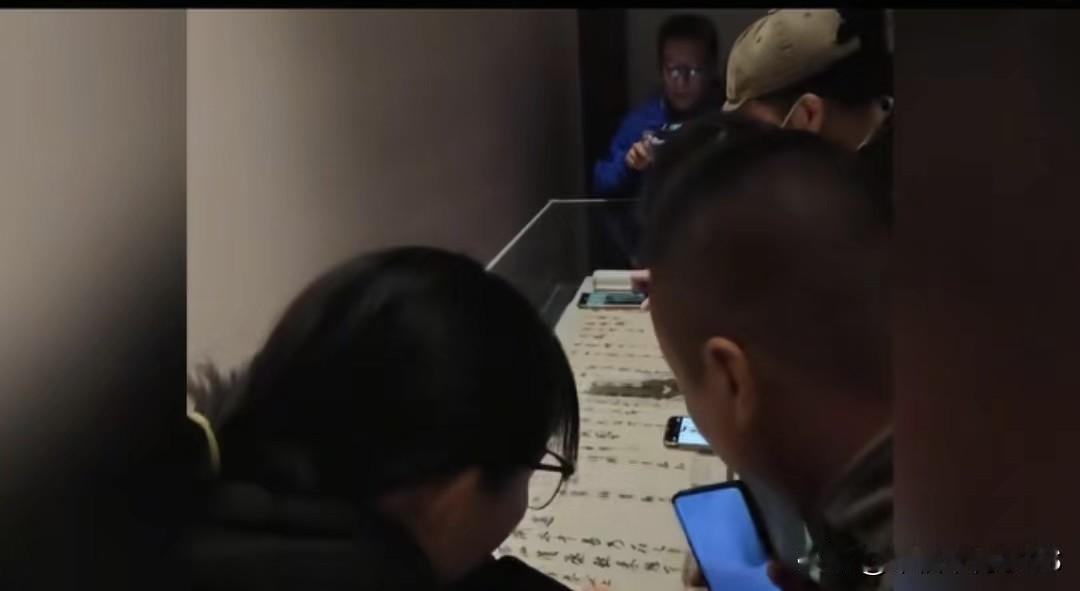 江西博物馆米芾价值数亿的“三札”真迹被书法家们现场打假，比南博那事儿还热闹！
 