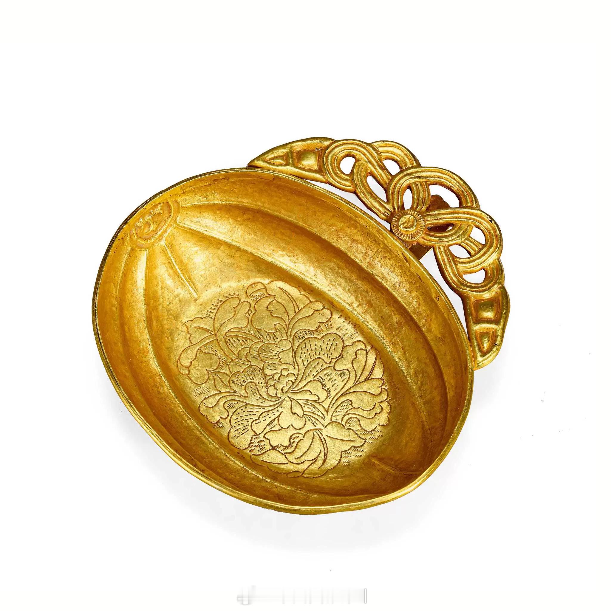 明 花卉瓜形金耳杯本品金杯呈瓜形，瓜楞六瓣，斜腹圆底。采用锤揲、錾刻等多种技法制