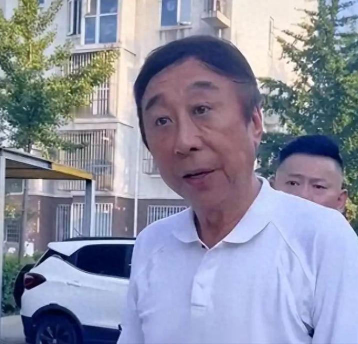 身价不菲的冯巩，68 岁还住在劲松的老旧居民楼，口罩洗到发白、保温杯用了近十年都