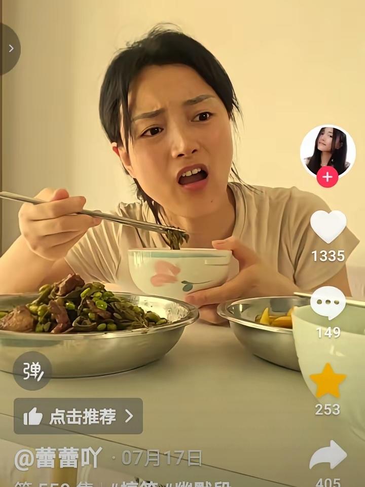 视频中，媳妇吃饭时怒骂丈夫说:"天天在外面跟人家的媳妇说话轻声细语的，那声音都揉