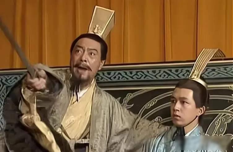 3万对8万，腹背受敌，主力还在路上，叛徒刚刚跑到敌营把你的底牌全交了出去。换做你