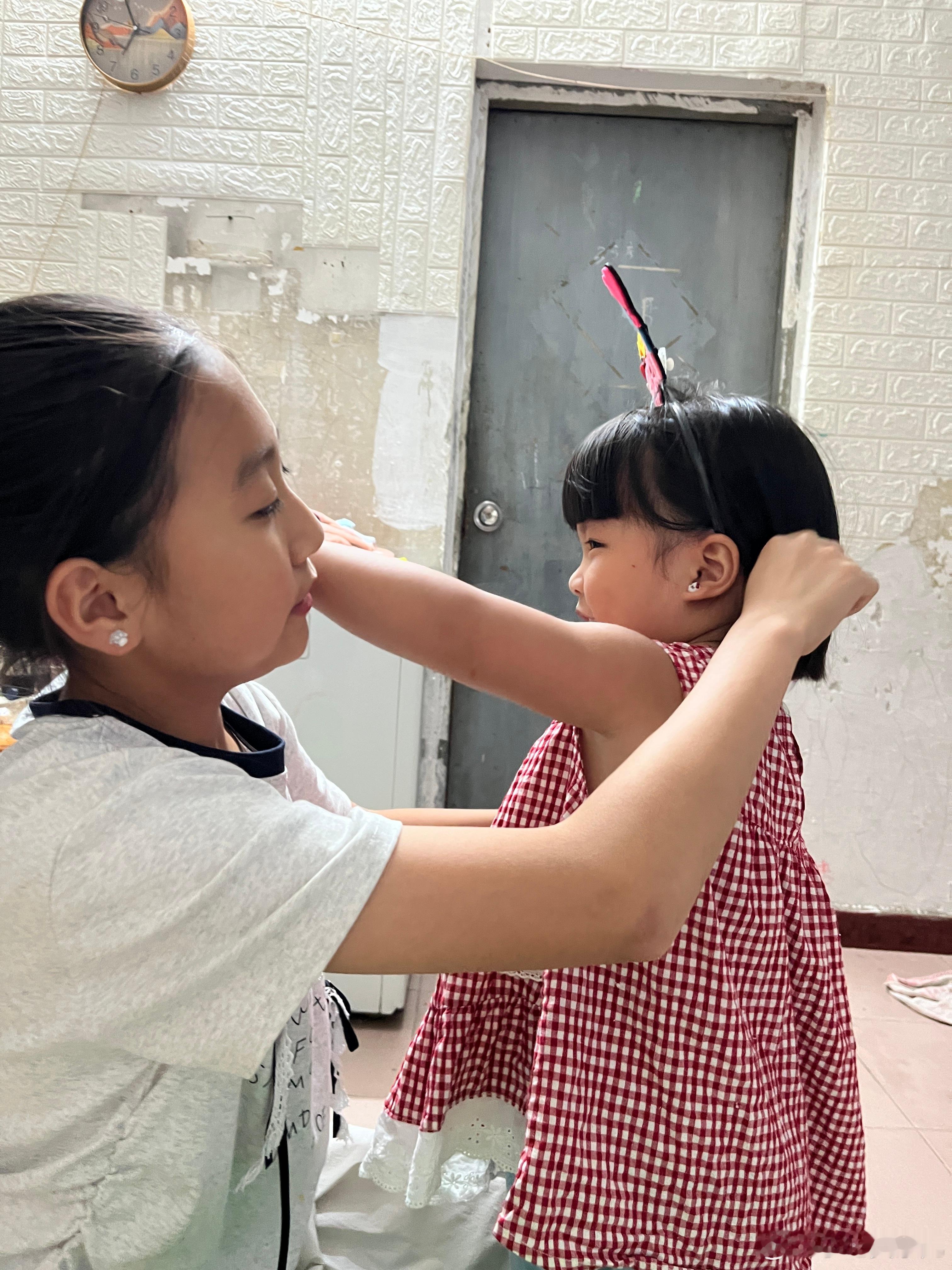 看到大姐戴耳环，柠宝也要，真的臭美。妈妈，美呆了吧！美美美，比妈妈美一百倍。叶一