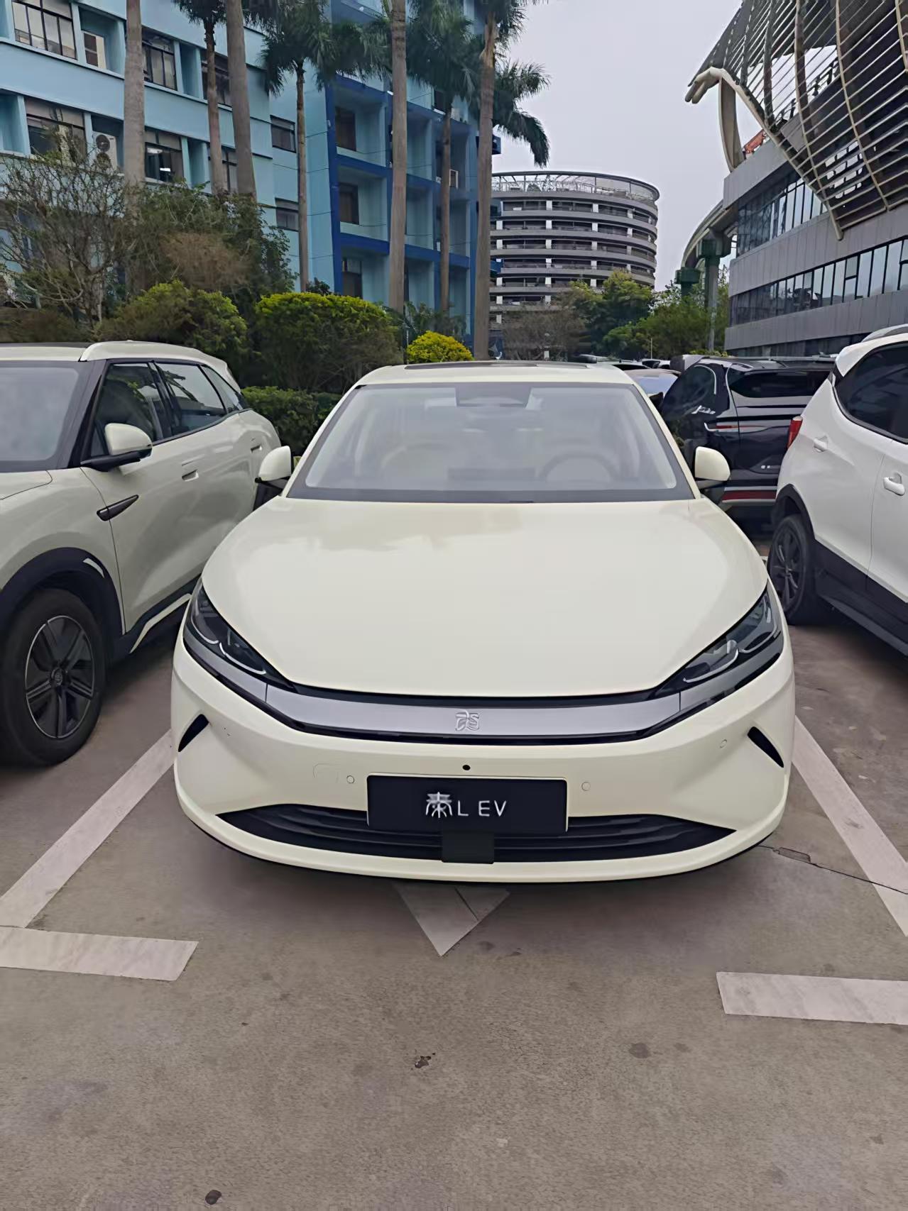 周末去比亚迪 4S 店看了秦 L EV，店里人不少，销售挺实在，没太多花哨推销，