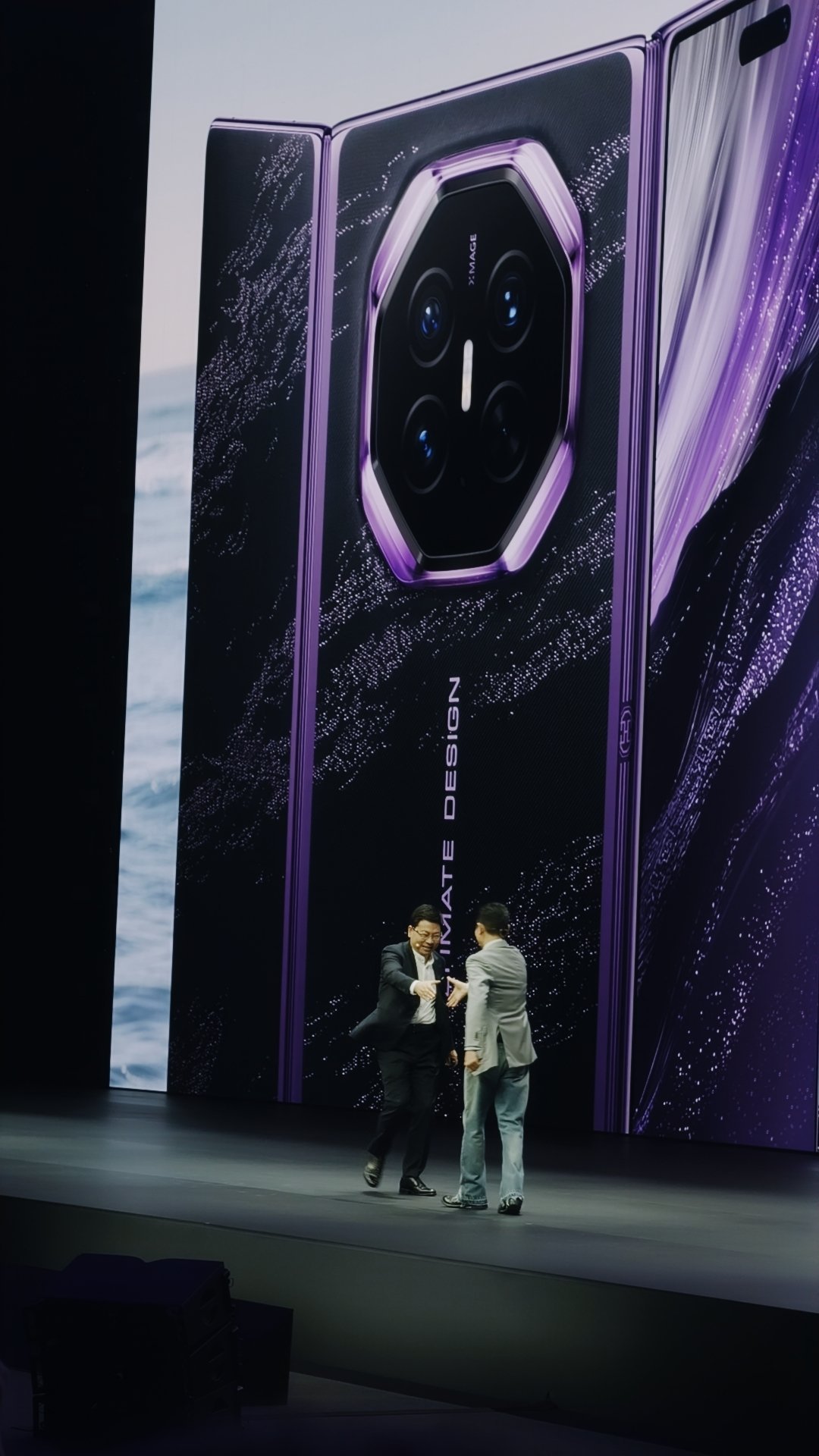华为Mate XT 2 非凡大师全系搭载麒麟9050 Pro余承东发布会再飙英文