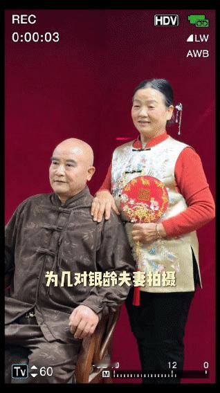 王祖蓝夫妇为金婚老人拍结婚照  王祖蓝夫妇真的是让大家看到了爱情最美好的样子，不