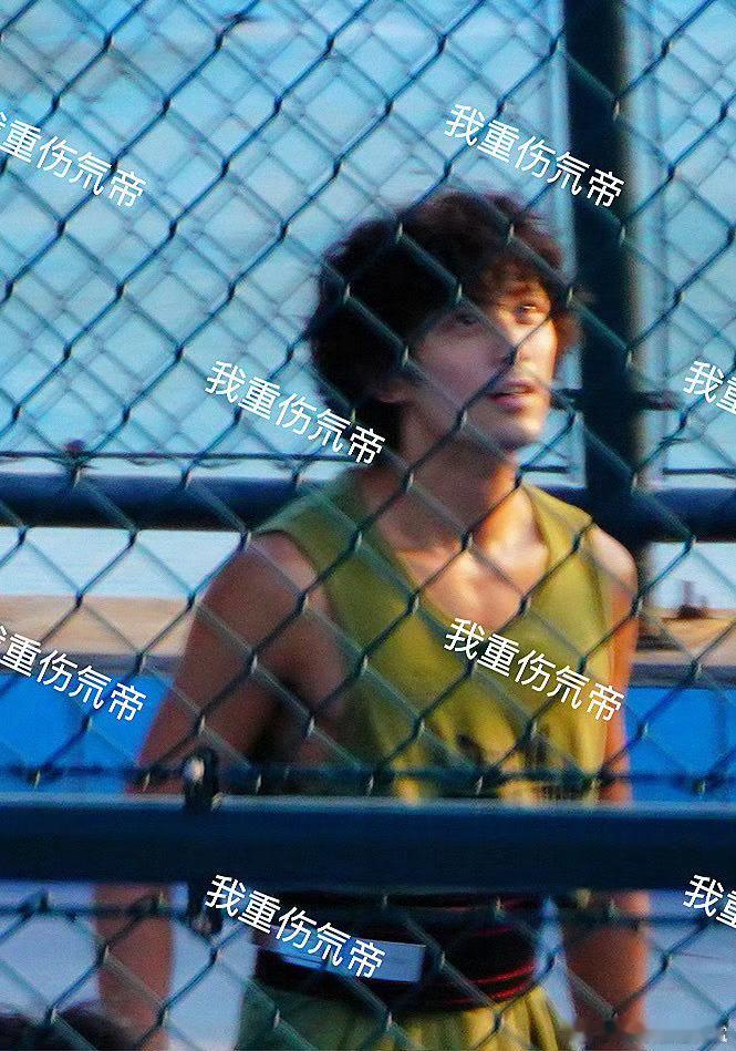 #吴磊 亮晶晶的卷毛小狗#美好的太阳，闪闪的洒在吴磊身上，吴磊这个表情真的好可爱