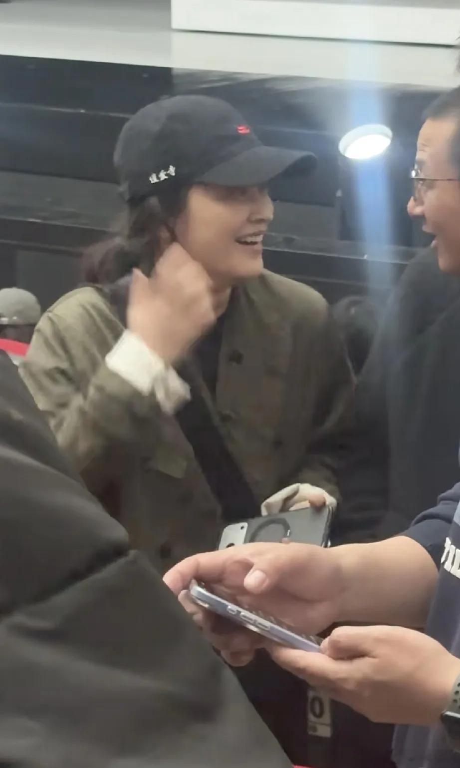 梅婷和老公曾剑，还有王学兵一同在北京观看话剧《遗爱寺》首演。现场梅婷和曾剑全程亲