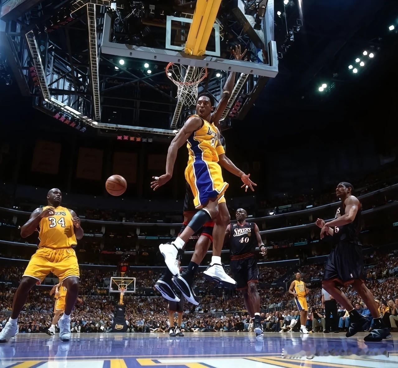 【🏀经典再现！科比背传沙克，篮球神话铸就三连冠🏆】

曾几何时，那个令人闻风