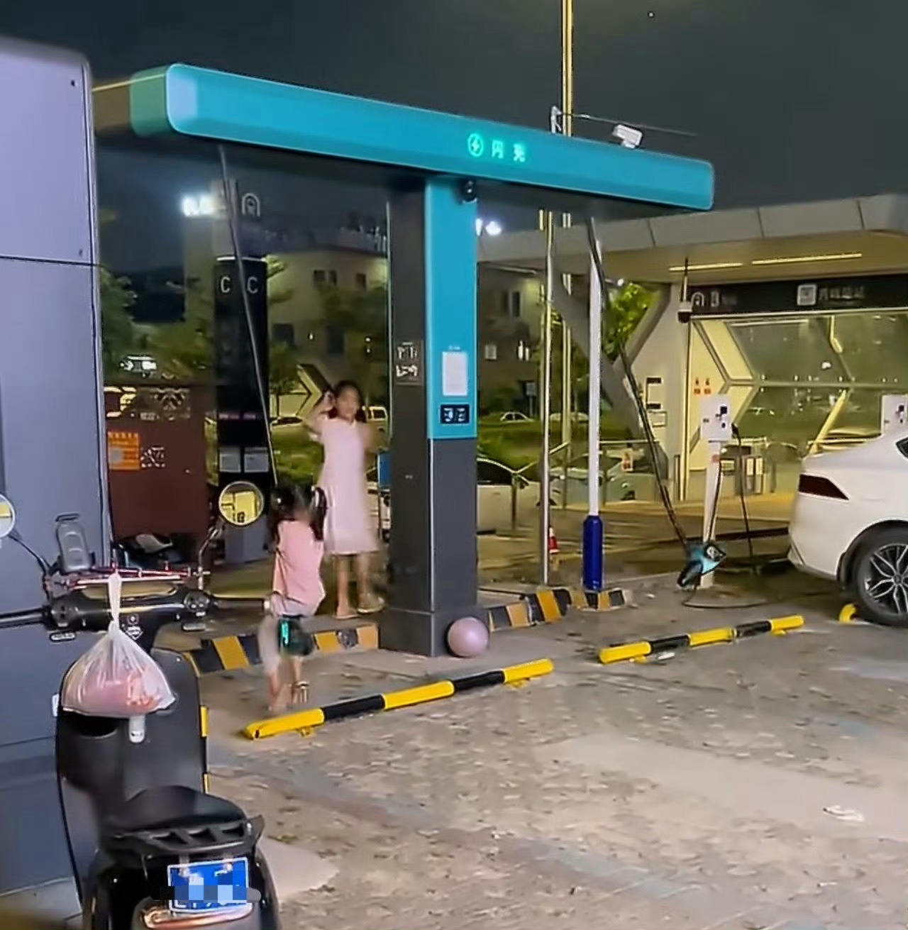 多名小孩用闪充充电线荡秋千？？？？真敢啊！？ ​​​