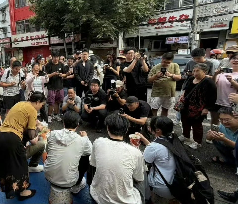 雷军吃热干面被指模仿黄仁勋有一说一，雷总心里太苦了，估计已经气晕在厕所了