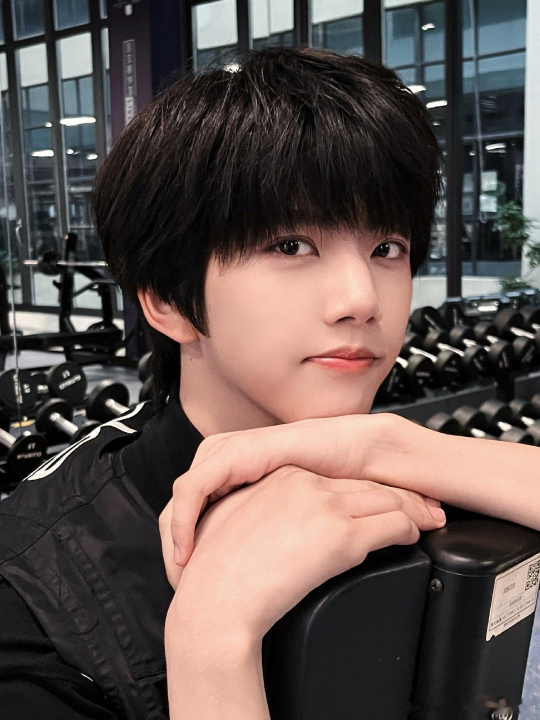 张函瑞健身房live 张函瑞健身房live来啦！All black造型好帅呀，最