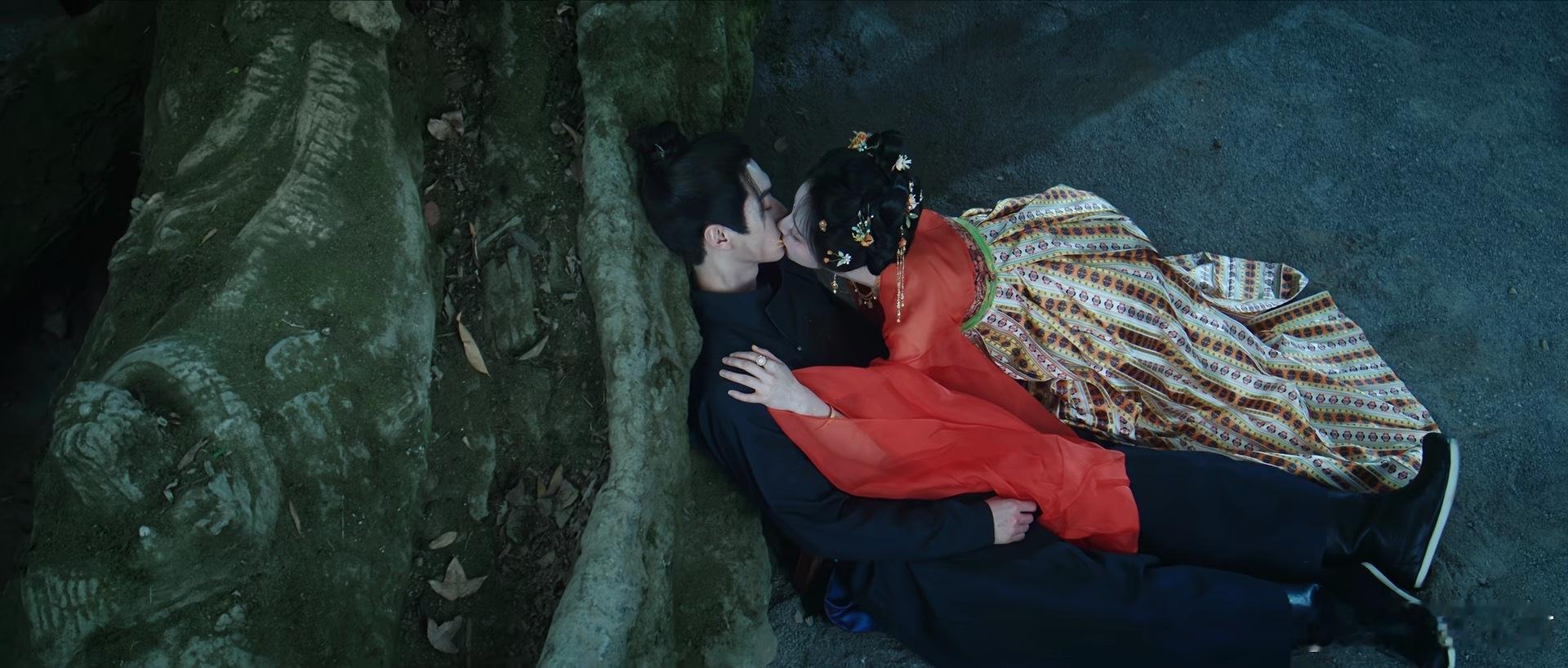 男女主在接吻男二在接头 要不怎么说子夜归这剧情可真的太精彩了，直接让大家见证了真