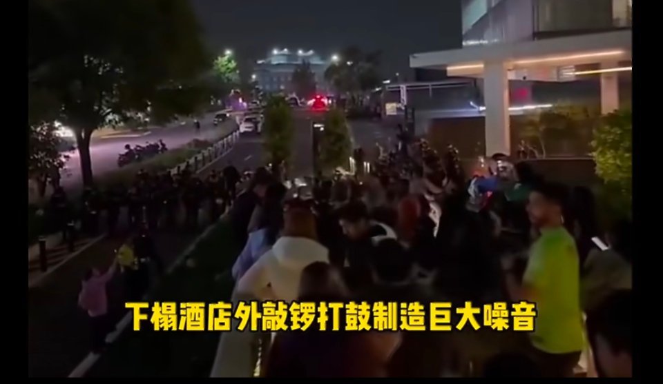 墨西哥球迷酒店外干扰英格兰队员休息拉美狂热球迷文化催生另类主场战术，东道主借场外