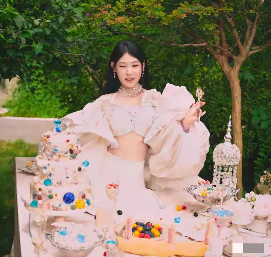天呐，真的是女大18变呀！！

小沈阳女儿晒写真玉照：18岁的深佳润发如绸缎，眉