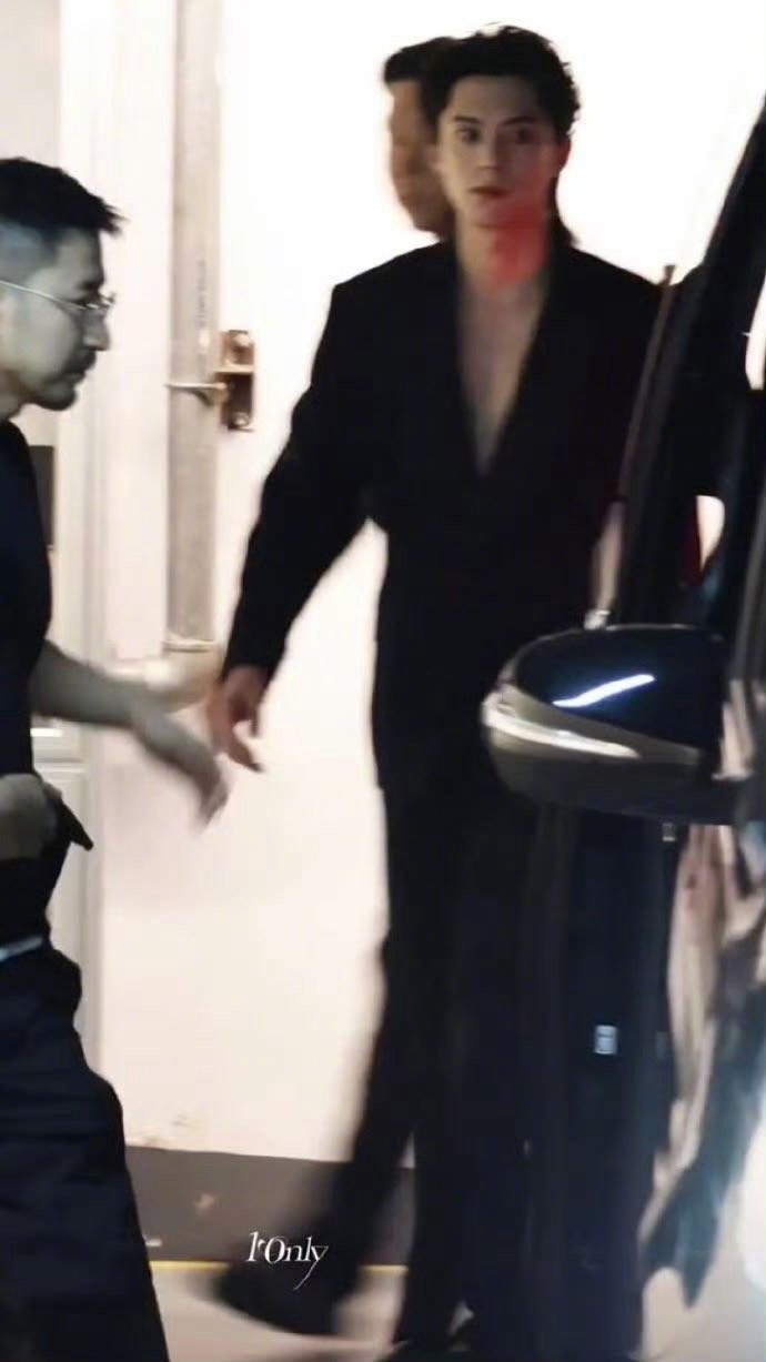 王鹤棣真空西装活动上班，深v真空黑西装气场全开，每一步都踏出极致贵气，这谁能扛得