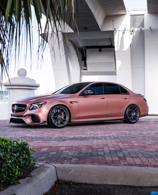 猛男玫瑰金 虽迟但到 AMG E63S