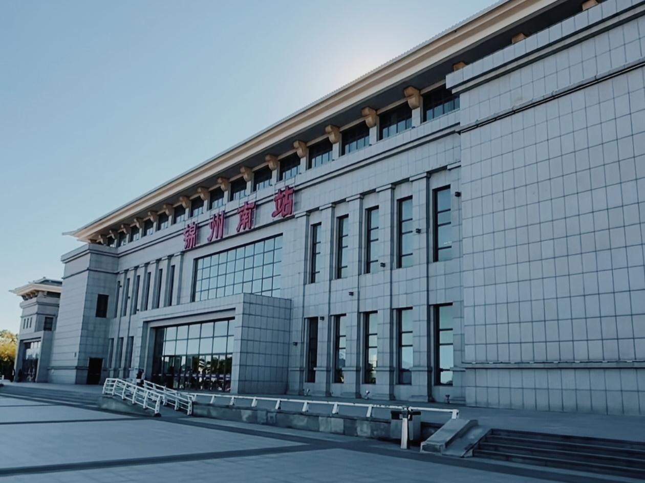 锦州南站，秦沈客专老站，京哈动脉要冲。锦州，辽西走廊重镇，烧烤甲天下。
G156
