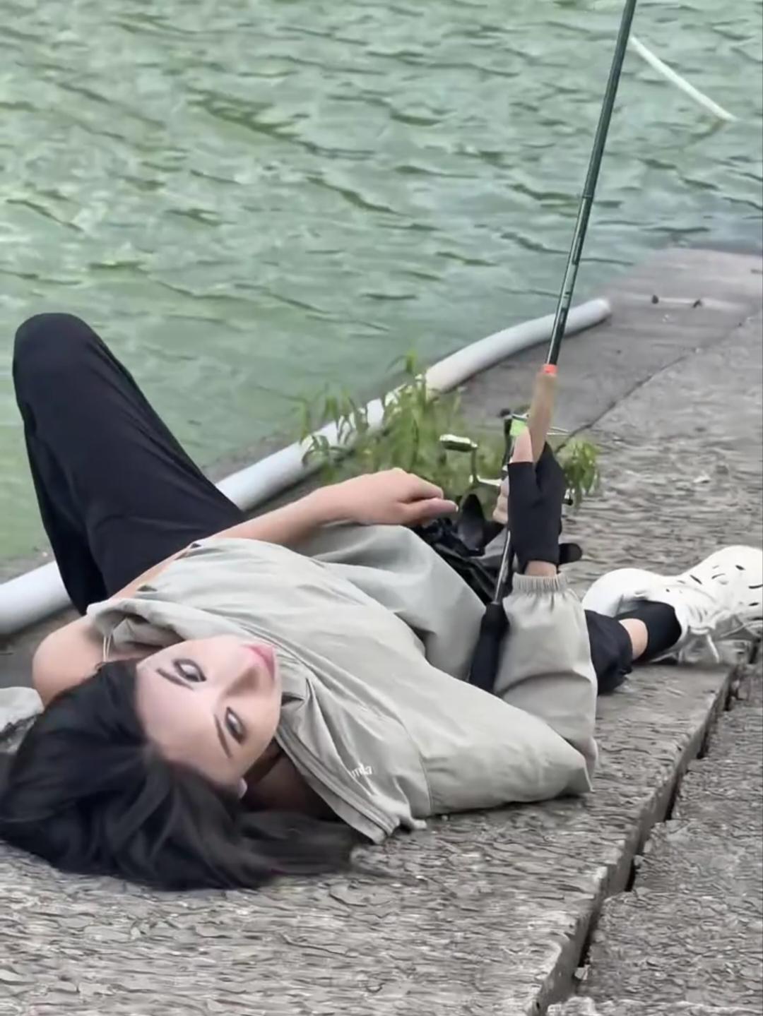 凉风徐徐，这种天气钓鱼真是舒服，不自觉就想躺下，别说，感觉还真不错，管它有没有鱼