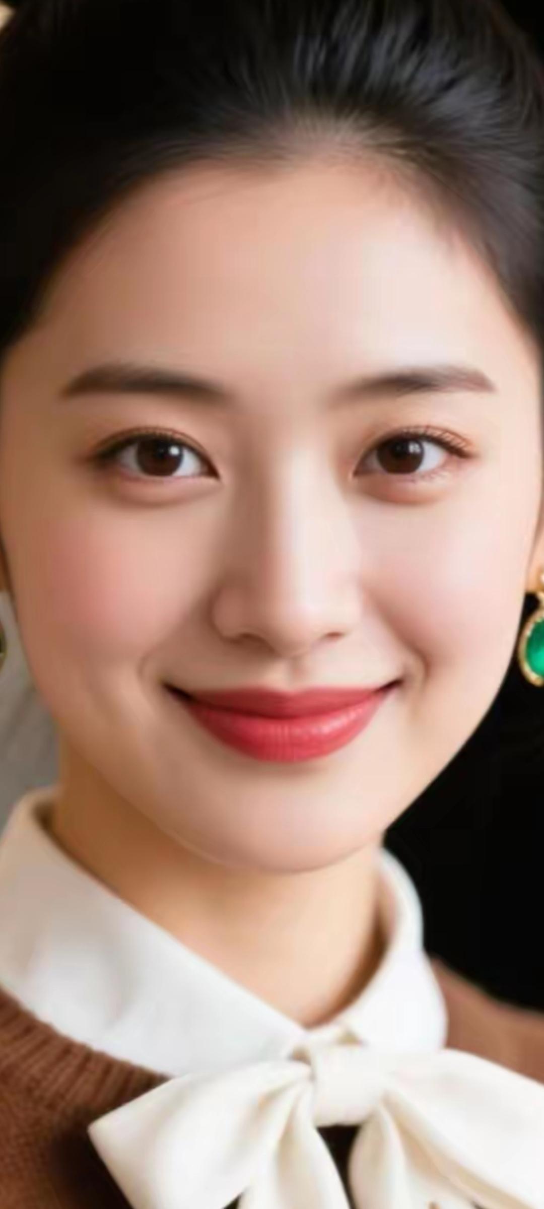 甜美笑容，优雅气质，绿宝石耳环点缀，完美搭配！😊✨