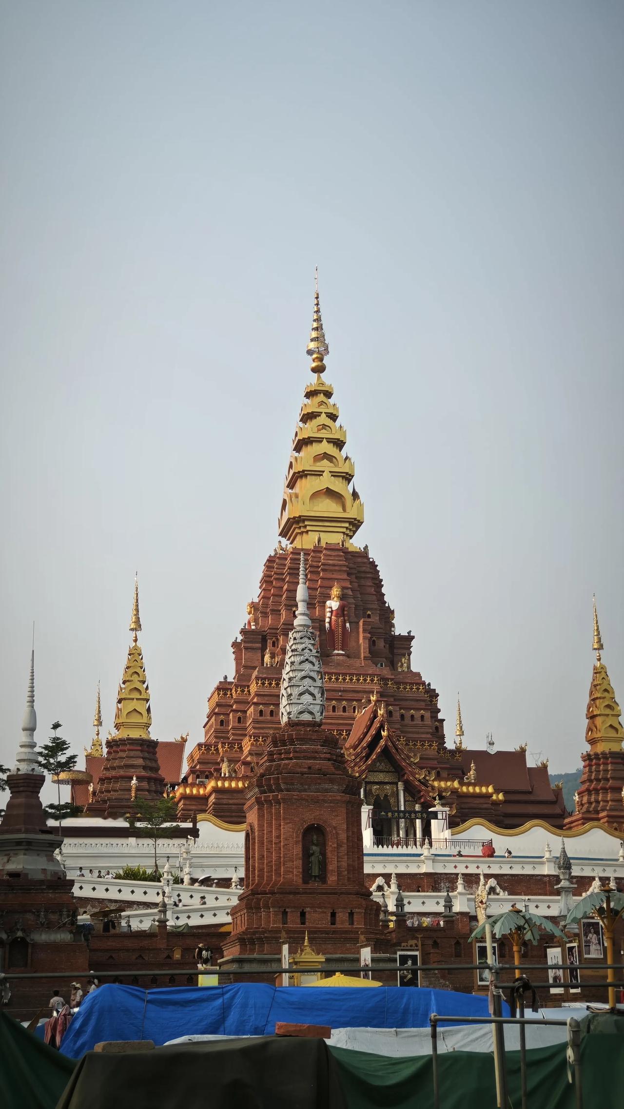 春日生活打卡季红塔金顶映晴空，傣风佛韵入画中。一步一虔诚，一砖一岁月，在西双版纳