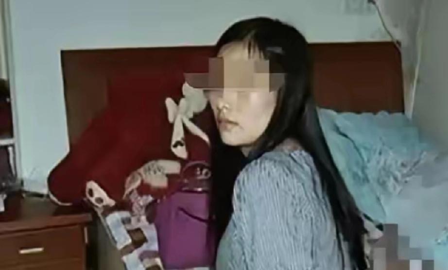 一女子去西安旅游，期间认识一陌生男子，并去酒店开房发生了关系。谁知，男子却偷偷拍