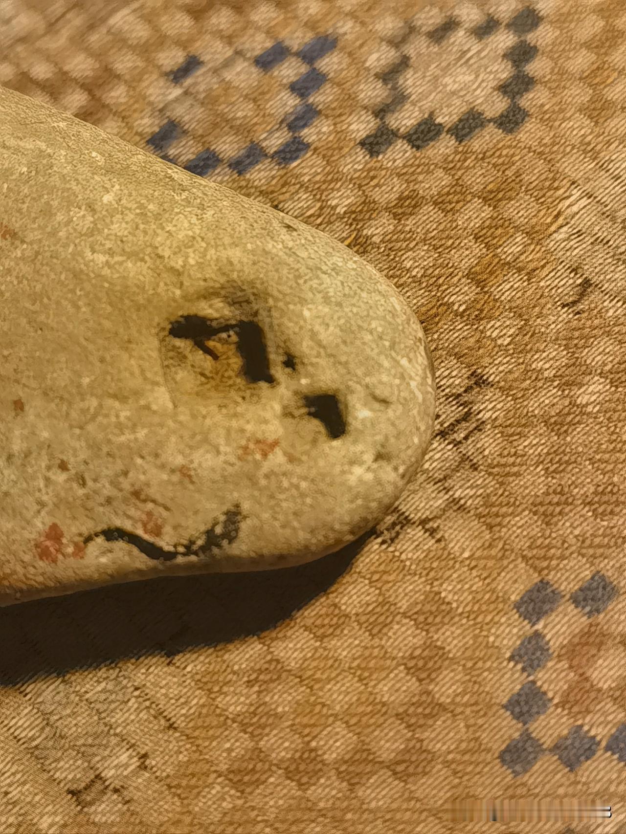 河滩捡的带方孔石头是啥东西