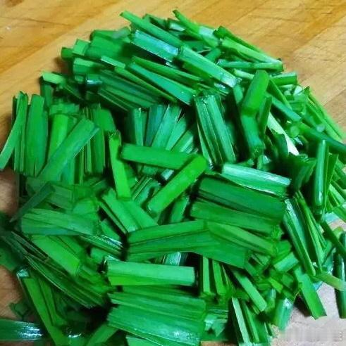 韭菜，还能治疗哪些病？韭菜；异名，壮阳草。性味归经；辛，温。入肝、胃、肾经。功效
