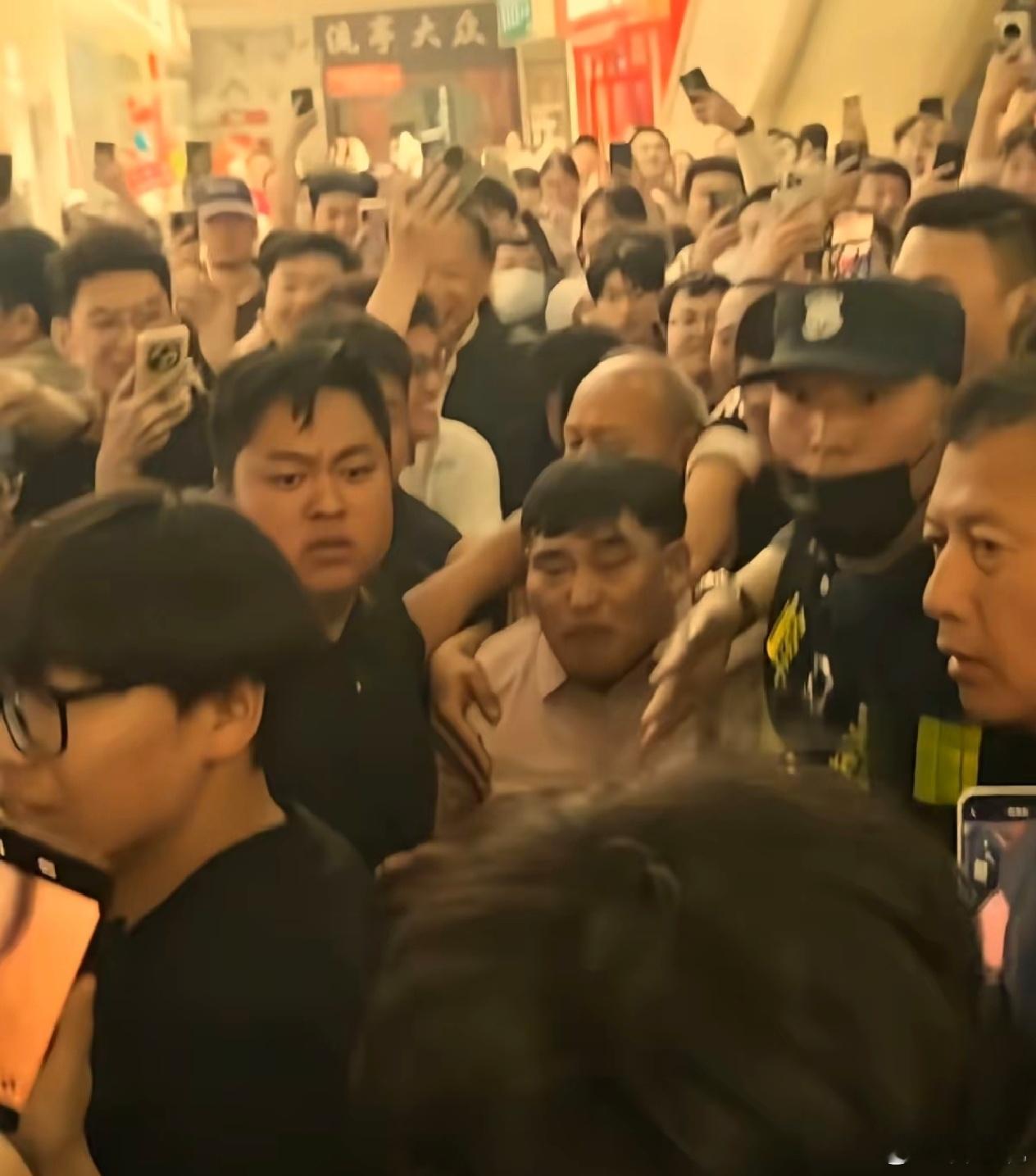 城阳某些人是没见过什么明星吗？至于吗？ 